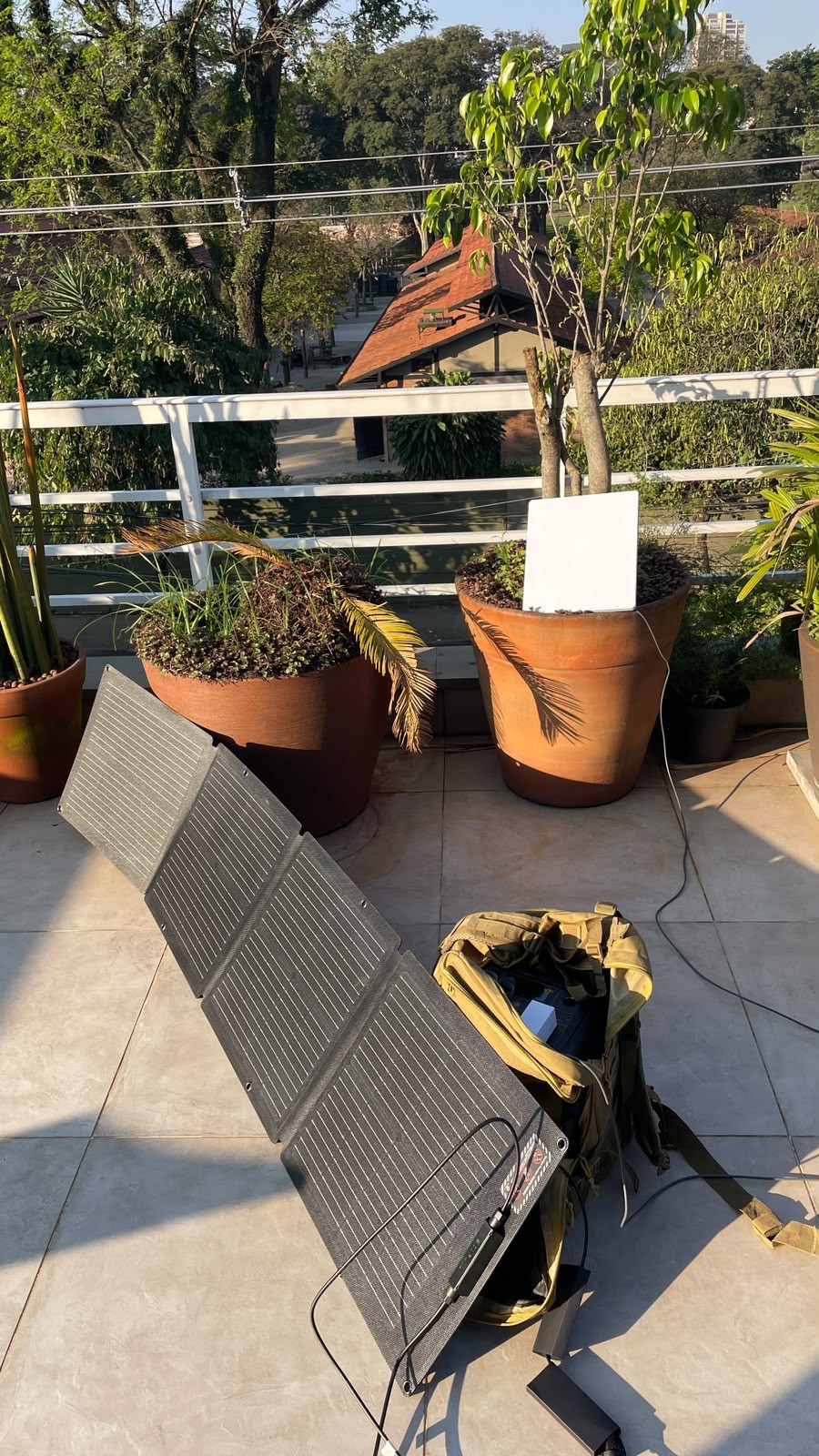 Mochila UPEC-750, painel solar dobrável e antena Starlink Mini posicionados para operar