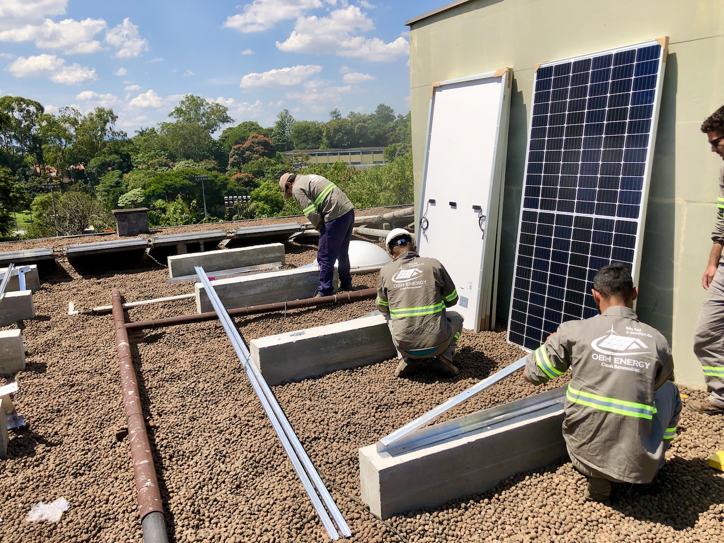Equipe OBH Energy instalando energia solar